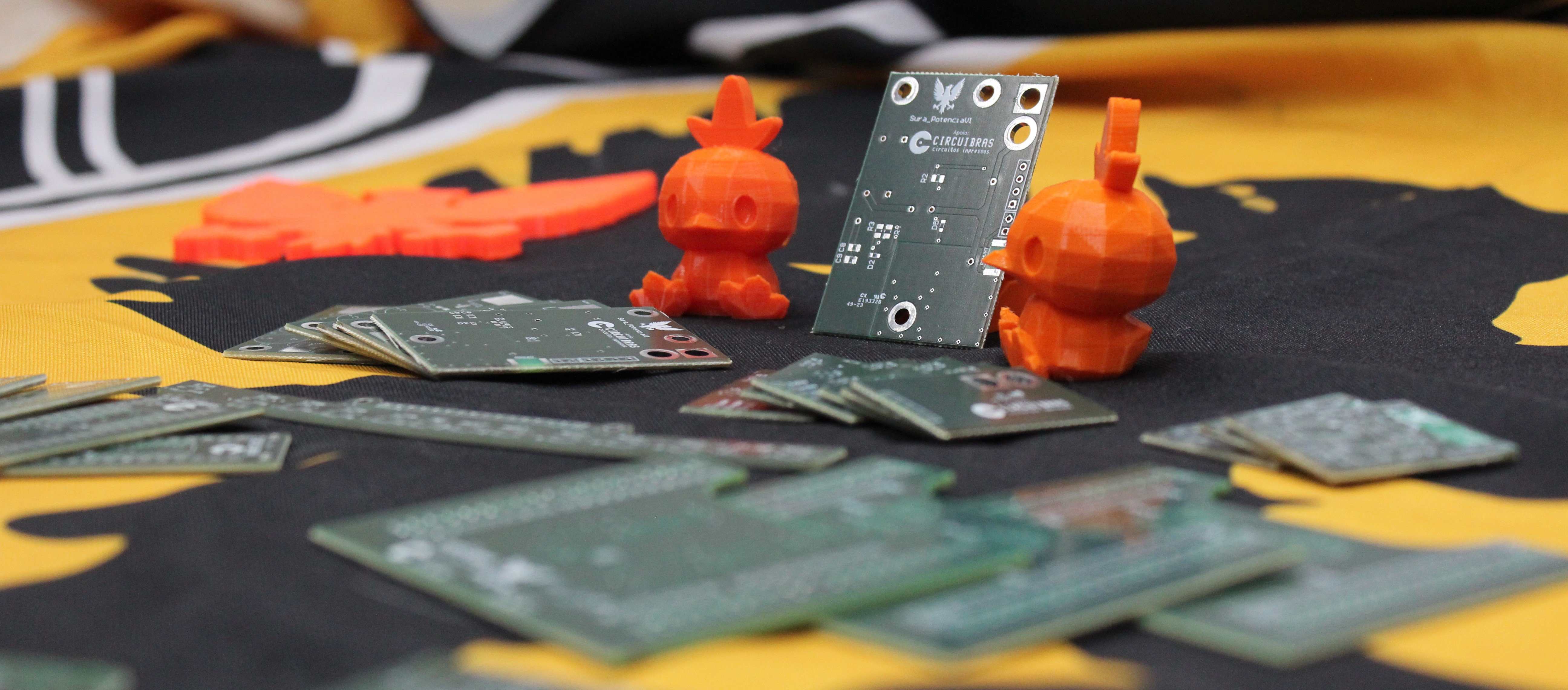 Circuito eletrônico e peças 3D da Equipe Phoenix